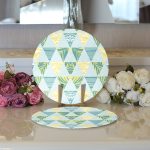 Realhomes Renkli Zemin Üzerinde Geometrik Desenli Palmiyeler Modern 2'li Yuvarlak Servis Altlığı - Supla Realhomes