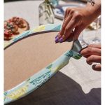 Realhomes Renkli Zemin Üzerinde Geometrik Desenli Palmiyeler Modern 2'li Yuvarlak Servis Altlığı - Supla Realhomes