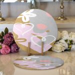 Realhomes Renkli Zemin Üzerinde Soyut Çizimli Kalp Desenli Modern 2'li Yuvarlak Servis Altlığı - Supla Realhomes