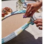 - Supla2li-7916-Gorsel4 - Realhomes Realhomes Beyaz Zemin Üzerinde Renkli Modern Çizgili Yaprak Motifli 2'li Yuvarlak Servis Altlığı - Supla Realhomes