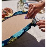 Realhomes Renkli Zemin Üzerinde Geometrik Desenli Yaprak Motifli 2'li Yuvarlak Servis Altlığı - Supla Realhomes