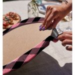 Realhomes Renkli Pastel Zemin Üzerinde Siyah Ekose Desenli Modern 2'li Yuvarlak Servis Altlığı - Supla Realhomes