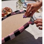 - Supla2li-7922-Gorsel4 - Realhomes  Realhomes Renkli Pastel Zemin Üzerinde Siyah Ekose Desenli Modern 2'li Yuvarlak Servis Altlığı - Supla Realhomes