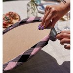 Realhomes Renkli Pastel Zemin Üzerinde Siyah Ekose Desenli Modern 2'li Yuvarlak Servis Altlığı - Supla Realhomes