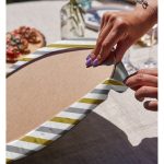 Realhomes Beyaz Zemin Üzerinde Gold Detaylı Yatay Çizgili Modern 2'li Yuvarlak Servis Altlığı - Supla Realhomes