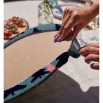 - Supla2li-7948-Gorsel4 - Realhomes Realhomes Renkli Zemin Üzerinde Pastel Renkli Siyah Çamağacı Desenli 2'li Yuvarlak Servis Altlığı - Supla Realhomes