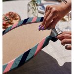 Realhomes Renkli Zemin Üzerinde Pastel Renkli Yatay Çizgili Modern 2'li Yuvarlak Servis Altlığı - Supla Realhomes