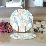 - Supla2li-7955-Gorsel3 - Realhomes Realhomes Beyaz Zemin Üzerinde Deniz Kabuğu Desenli 2'li Yuvarlak Servis Altlığı - Supla Realhomes