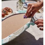 - Supla2li-7955-Gorsel4 - Realhomes Realhomes Beyaz Zemin Üzerinde Deniz Kabuğu Desenli 2'li Yuvarlak Servis Altlığı - Supla Realhomes