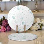 - Supla2li-7958-Gorsel1 - Realhomes Realhomes Beyaz Zemin Üzerinde Deniz Kabuğu Desenli 2'li Yuvarlak Servis Altlığı - Supla Realhomes