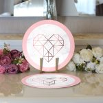 Realhomes Beyaz Zemin Üzerinde Geometrik Desenli Kalp Motifli 2'li Yuvarlak Servis Altlığı - Supla Realhomes