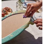 - Supla2li-7976-Gorsel4 - Realhomes  Realhomes Pastel Zemin Üzerinde Gold Detaylı Yaprak Desenli Modern 2'li Yuvarlak Servis Altlığı - Supla Realhomes