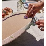 - Supla2li-7978-Gorsel4 - Realhomes  Realhomes Pastel Zemin Üzerinde Gold Detaylı Yaprak Desenli Modern 2'li Yuvarlak Servis Altlığı - Supla Realhomes