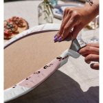 Realhomes Beyaz Zemin Üzerinde Pastel Renkli Ananas Desenli Modern 2'li Yuvarlak Servis Altlığı - Supla Realhomes