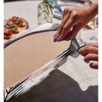 Realhomes Beyaz Zemin Üzerinde Gold Detaylı Yaprak Desenli Modern 2'li Yuvarlak Servis Altlığı - Supla Realhomes