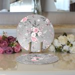 - Supla2li-8010-Gorsel3 - Realhomes Realhomes Renkli Zemin Üzerinde Flamingo Desenli Yaprak Motifli 2'li Yuvarlak Servis Altlığı - Supla Realhomes