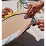 - Supla2li-8029-Gorsel4 - Realhomes Realhomes Beyaz Zemin Üzerinde Pastel Renkli Yaprak Desenli Modern 2'li Yuvarlak Servis Altlığı - Supla Realhomes