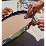 Realhomes Renkli Zemin Üzerinde Yaprak Desenli Dijital Baskılı Modern 2'li Yuvarlak Servis Altlığı - Supla Realhomes