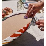 Realhomes Pastel Zemin Üzerinde Yaprak Desenli Dijital Baskılı Modern 2'li Yuvarlak Servis Altlığı - Supla Realhomes