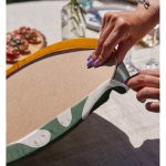 - Supla2li-8120-Gorsel4 - Realhomes  Realhomes Pastel Zemin Üzerinde Yaprak Desenli Dijital Baskılı Modern 2'li Yuvarlak Servis Altlığı - Supla Realhomes