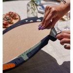 Realhomes Pastel Zemin Üzerinde Çiçek Desenli Dijital Baskılı Modern 2'li Yuvarlak Servis Altlığı - Supla Realhomes