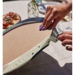 Realhomes Pastel Zemin Üzerinde Onedraw Çizimli Bayan Silüeti 2'li Yuvarlak Servis Altlığı - Supla Realhomes