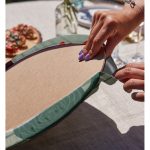 Realhomes Pastel Zemin Üzerinde Vazo Desenli Dijital Baskılı Modern 2'li Yuvarlak Servis Altlığı - Supla Realhomes