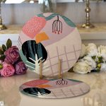 - Supla2li-8127-Gorsel1 - Realhomes Realhomes Pastel Zemin Üzerinde Geometrik Çizimli Çiçek Motifli 2'li Yuvarlak Servis Altlığı - Supla Realhomes