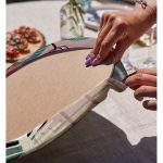 - Supla2li-8127-Gorsel4 - Realhomes Realhomes Pastel Zemin Üzerinde Geometrik Çizimli Çiçek Motifli 2'li Yuvarlak Servis Altlığı - Supla Realhomes