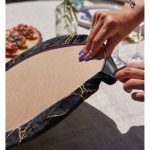 - Supla2li-8145-Gorsel4 - Realhomes  Realhomes Siyah Zemin Üzerinde Gold Detaylı Mermer Desenli Modern 2'li Yuvarlak Servis Altlığı - Supla Realhomes