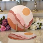 - Supla2li-8150-Gorsel1 - Realhomes Realhomes Pastel Zemin Üzerinde Güneş Desenli Dijital Baskılı Modern 2'li Yuvarlak Servis Altlığı - Supla Realhomes