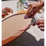 Realhomes Pastel Zemin Üzerinde Güneş Desenli Dijital Baskılı Modern 2'li Yuvarlak Servis Altlığı - Supla Realhomes