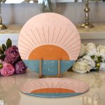 - Supla2li-8151-Gorsel1 - Realhomes  Realhomes Pastel Zemin Üzerinde Güneş Desenli Dijital Baskılı Modern 2'li Yuvarlak Servis Altlığı - Supla Realhomes