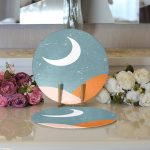 - Supla2li-8152-Gorsel3 - Realhomes Realhomes Pastel Zemin Üzerinde Ay Desenli Dijital Baskılı Modern 2'li Yuvarlak Servis Altlığı - Supla Realhomes