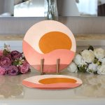 - Supla2li-8153-Gorsel3 - Realhomes  Realhomes Pastel Zemin Üzerinde Güneş Desenli Dijital Baskılı Modern 2'li Yuvarlak Servis Altlığı - Supla Realhomes