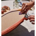 - Supla2li-8153-Gorsel4 - Realhomes  Realhomes Pastel Zemin Üzerinde Güneş Desenli Dijital Baskılı Modern 2'li Yuvarlak Servis Altlığı - Supla Realhomes