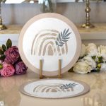 - Supla2li-8167-Gorsel1 - Realhomes Realhomes Pastel Zemin Üzerinde Onedraw Çizimli Yaprak Desenli 2'li Yuvarlak Servis Altlığı - Supla Realhomes