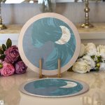 Realhomes Pastel Zemin Üzerinde Antik Desenli Dijital Baskılı Modern 2'li Yuvarlak Servis Altlığı - Supla Realhomes