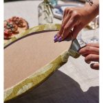 - Supla2li-8200-Gorsel4 - Realhomes Realhomes Gold Zemin Üzerinde Beyaz Renkli Yaprak Desenli Modern 2'li Yuvarlak Servis Altlığı - Supla Realhomes