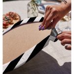 - Supla2li-8212-Gorsel4 - Realhomes Realhomes Beyaz Zemin Üzerinde Siyah Yatay Çizgili Gold Renkli Love Yazılı 2'li Yuvarlak Servis Altlığı - Supla Realhomes