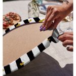 - Supla2li-8217-Gorsel4 - Realhomes Realhomes Beyaz Zemin Üzerinde Gold Detaylı Çizgili 2'li Yuvarlak Servis Altlığı - Supla Realhomes