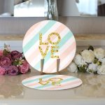 Realhomes Beyaz Zemin Üzerinde Gold Detaylı Love Yazılı Dijital Baskılı Modern 2'li Yuvarlak Servis Altlığı - Supla Realhomes