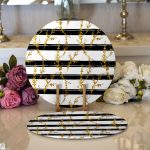 - Supla2li-8227-Gorsel1 - Realhomes Realhomes Beyaz Zemin Üzerinde Siyah Çizgili Gold Detaylı Yaprak Desenli 2'li Yuvarlak Servis Altlığı - Supla Realhomes