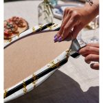 - Supla2li-8227-Gorsel4 - Realhomes Realhomes Beyaz Zemin Üzerinde Siyah Çizgili Gold Detaylı Yaprak Desenli 2'li Yuvarlak Servis Altlığı - Supla Realhomes