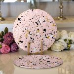 - Supla2li-8230-Gorsel1 - Realhomes Realhomes Renkli Zemin Üzerinde Gold Detaylı Siyah Puantiyeli 2'li Yuvarlak Servis Altlığı - Supla Realhomes