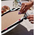 - Supla2li-8232-Gorsel4 - Realhomes Realhomes Beyaz Zemin Üzerinde Yatay Çizgili Renkli Puantiyeli 2'li Yuvarlak Servis Altlığı - Supla Realhomes