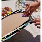 - Supla2li-8233-Gorsel4 - Realhomes Realhomes Beyaz Zeminüzerinde Yatay Çizgili Renkli Puantiyeli 2'li Yuvarlak Servis Altlığı - Supla Realhomes