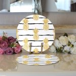 - Supla2li-8234-Gorsel3 - Realhomes Realhomes Beyaz Zemin Üzerinde Gold Renkli Ananas Desenli Modern 2'li Yuvarlak Servis Altlığı - Supla Realhomes