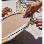 - Supla2li-8234-Gorsel4 - Realhomes Realhomes Beyaz Zemin Üzerinde Gold Renkli Ananas Desenli Modern 2'li Yuvarlak Servis Altlığı - Supla Realhomes