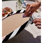 - Supla2li-8238-Gorsel4 - Realhomes Realhomes Beyaz Zemin Üzerinde Siyah Yatay Çizgili Gold Renkli Yazılı 2'li Yuvarlak Servis Altlığı - Supla Realhomes